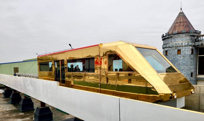 Tàu điện vàng chạy trên đường mẫu đường sắt đô thị trên cao chịu lực bằng cọc bê tông ly tâm V+. Ảnh: Hồng Khanh.