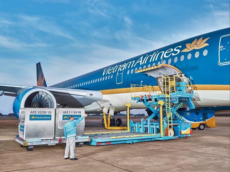 Hàng hoá đang được chất xếp lên tàu bay Vietnam Airlines.