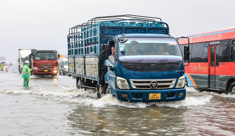 nhân viên Công ty CP BOT Pháp Vân - Cầu Giẽ vẫn bám hiện trường phối hợp cùng Đội Tuần tra kiểm soát giao thông đường bộ số 3 (Cục CSGT - Bộ Công an) điều tiết dòng phương tiện lưu thông an toàn.