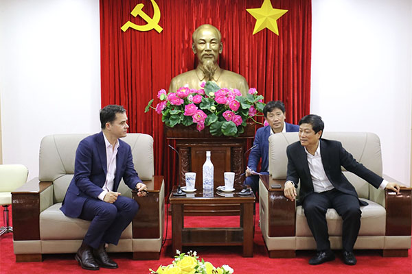 Chủ tịch UBND tỉnh Bình Dương Võ Văn Minh (bên phải) làm việc với ông Jamie McClurg (bên trái), Chủ tịch Hội đồng quản trị Công ty Commercial & General (Úc) - Ảnh: binhduong.gov.vn
