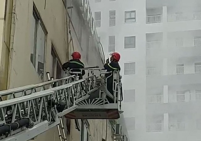 Lực lượng cứu hộ phải dùng xe thang đục tường để đưa nạn nhân ra ngoài. (Ảnh: Công an tỉnh Bình Dương)