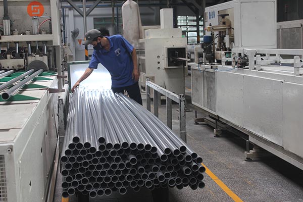 Sản xuất ống nhựa tại một doanh nghiệp ở khu công nghiệp Sóng Thần, Dĩ An, Bình Dương - Ảnh: Lê Quân