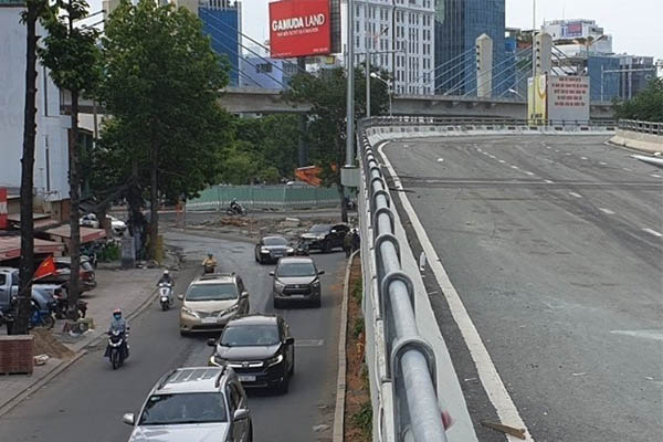 Hiện tại cầu vượt Nguyễn Hữu Cảnh đã cấm tất cả các loại xe đi lại để tiến hành sửa chữa 