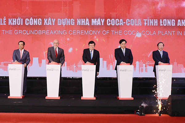 Đại diện lãnh đạo trung ương và địa phương và lãnh đạo cấp cao Coca-Cola Việt Nam cùng thực hiện nghi thức khởi công nhà máy mới tại tỉnh Long An