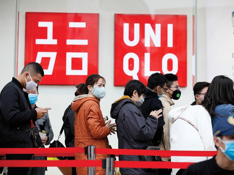 hiều người xếp hàng chờ mua sản phẩm thời trang Nhật Bản khi Uniqlo khai trương cửa hàng đầu tiên tại Hà Nội. Ảnh: Đưc Thanh