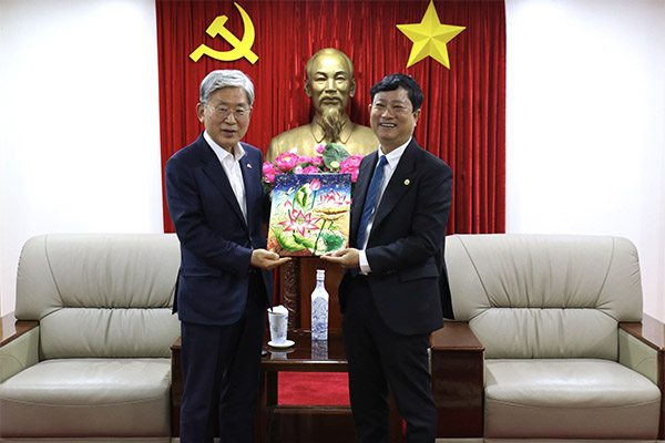 Chủ tịch UBND tỉnh Võ Văn Minh tặng quà cho ông Chung Hung Tae - Giám đốc Bệnh viện Bumin