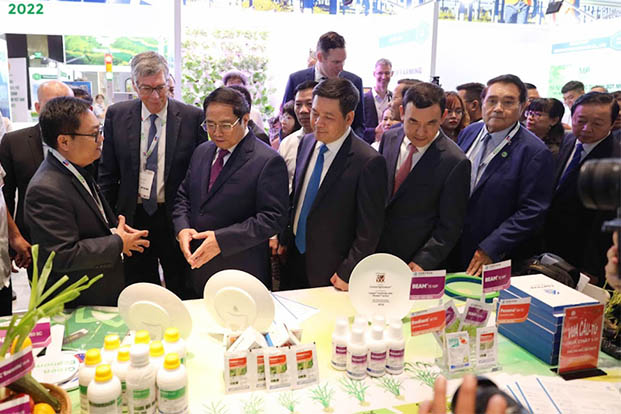 Thủ tướng Phạm Minh Chính thăm gian hàng của doanh nghiệp tại triển lãm kinh tế xanh 2022