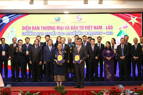 doanh nghiệp Việt Nam và Lào trao biên bản hợp tác ghi nhớ tại Diễn đàn Thương mại và Đầu tư Việt Nam - Lào.