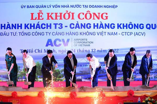 Thủ tướng Phạm Minh Chính cùng lãnh đạo các bộ, ngành và TP.HCM phát lệnh khởi công nhà ga T3 - Ảnh: Anh Quân