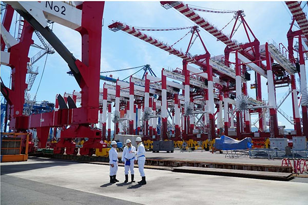 Các thiết bị cẩu container đã được nhập về cảng Long An để chuẩn bị khai thác hàng container trongq úy II