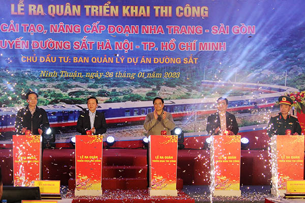 Thủ tướng Phạm Minh Chính nhấn nút phát động thi công cải tạo tuyến đường sắt Nha Trang - Sài Gòn - Ảnh: Lê Vinh 