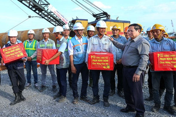 Thủ tướng Phạm Minh Chính tặng quà cho các công nhân thi công cầu Nhơn Trạch 