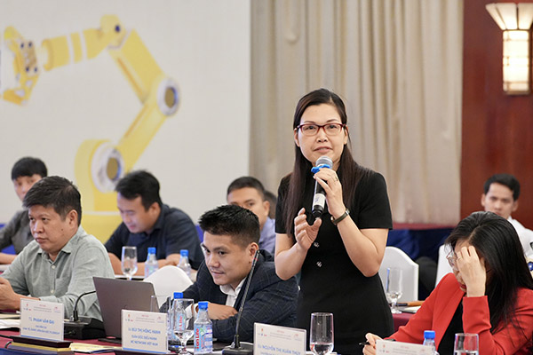 Bà Bùi Thị Hồng Hạnh, Giám đốc điều hành NC Network Việt Nam nêu các khó khăn của doanh nghiệp khi khảo sát thực tế - Ảnh: HỮU HẠNH