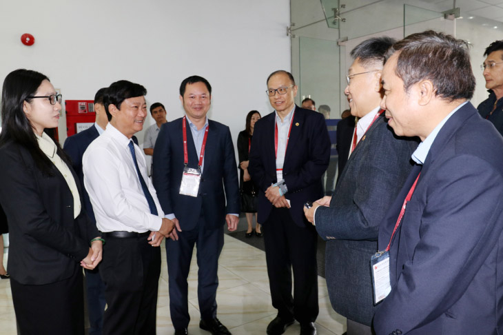 Chủ tịch UBND tỉnh Võ Văn Minh trao đổi với lãnh đạo Liên đoàn Công nghiệp và Thương mại Hoa Sing