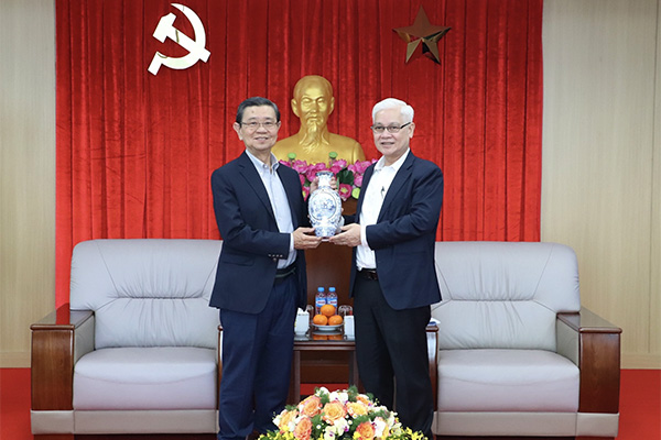 Bí thư Tỉnh ủy Nguyễn Văn Lợi tặng quà lưu niệm cho ông Wong Kan Seng