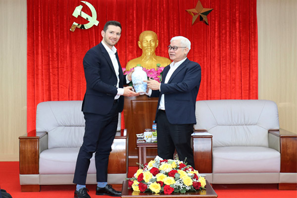 Bí thư Tỉnh ủy Nguyễn Văn Lợi tặng quà lưu niệm cho ông Edward LEWIN - Phó Chủ tịch Tập đoàn LEGO