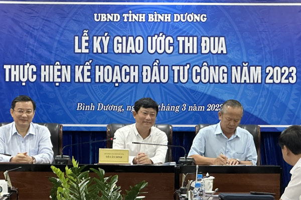 ông VÕ Văn Minh Chủ tịch UBND tỉnh Bình Dương thay mặt UBND tỉnh ký cam kết với 31 đơn vị 