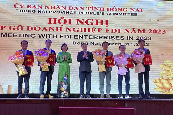 Lãnh đạo tỉnh Đồng Nai trao giấy phép tăng vốn đầu tư cho doanh nghiệp FDI - Ảnh: Lê Quân