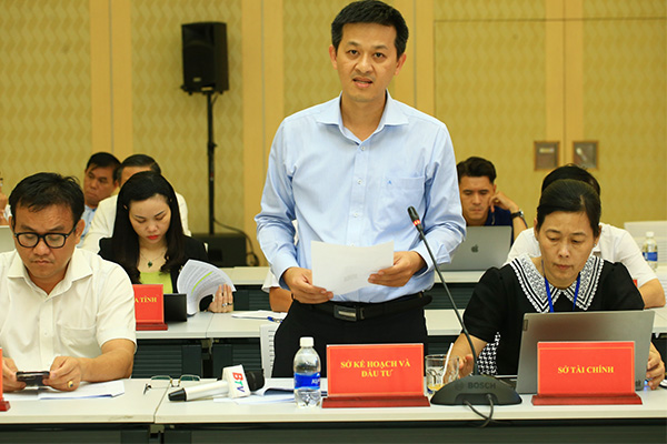 Ông Lai Xuân Đạt, Phó giám đốc Sở Kế hoạch và Đầu tư Bình Dương trả lời câu hỏi của phóng viên tại buổi họp báo 