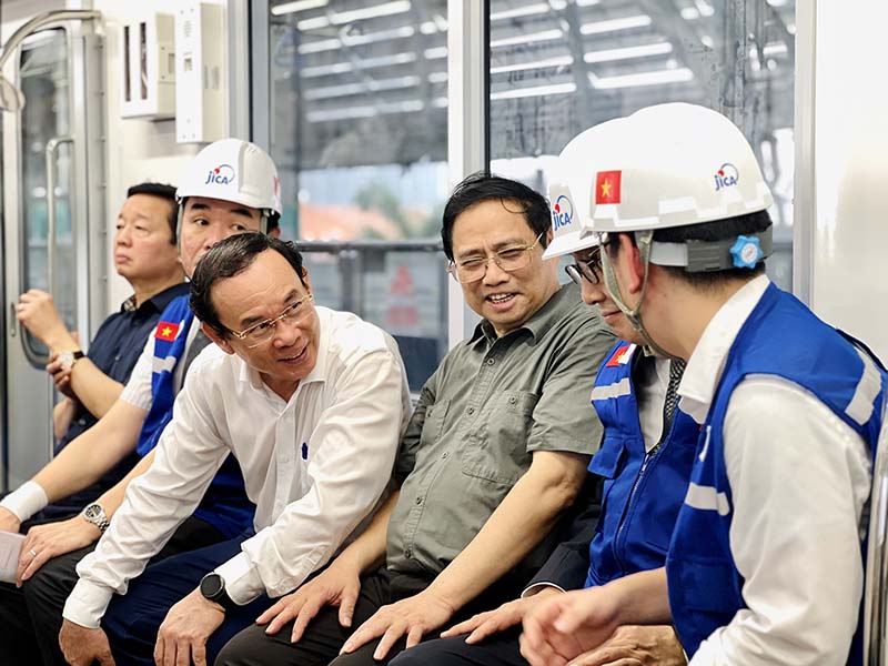 Thủ tướng PhạmMinh Chính cùng lãnh đạo TP.HCM đi thử tàu metro Bến Thành - Suối Tiên 