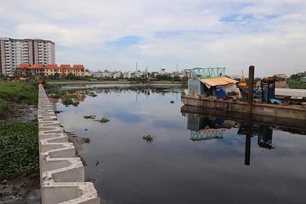Hai bên bờ kênh Tham Lương một số đoạn đã hoàn thành phần đóng cọc bê tông.