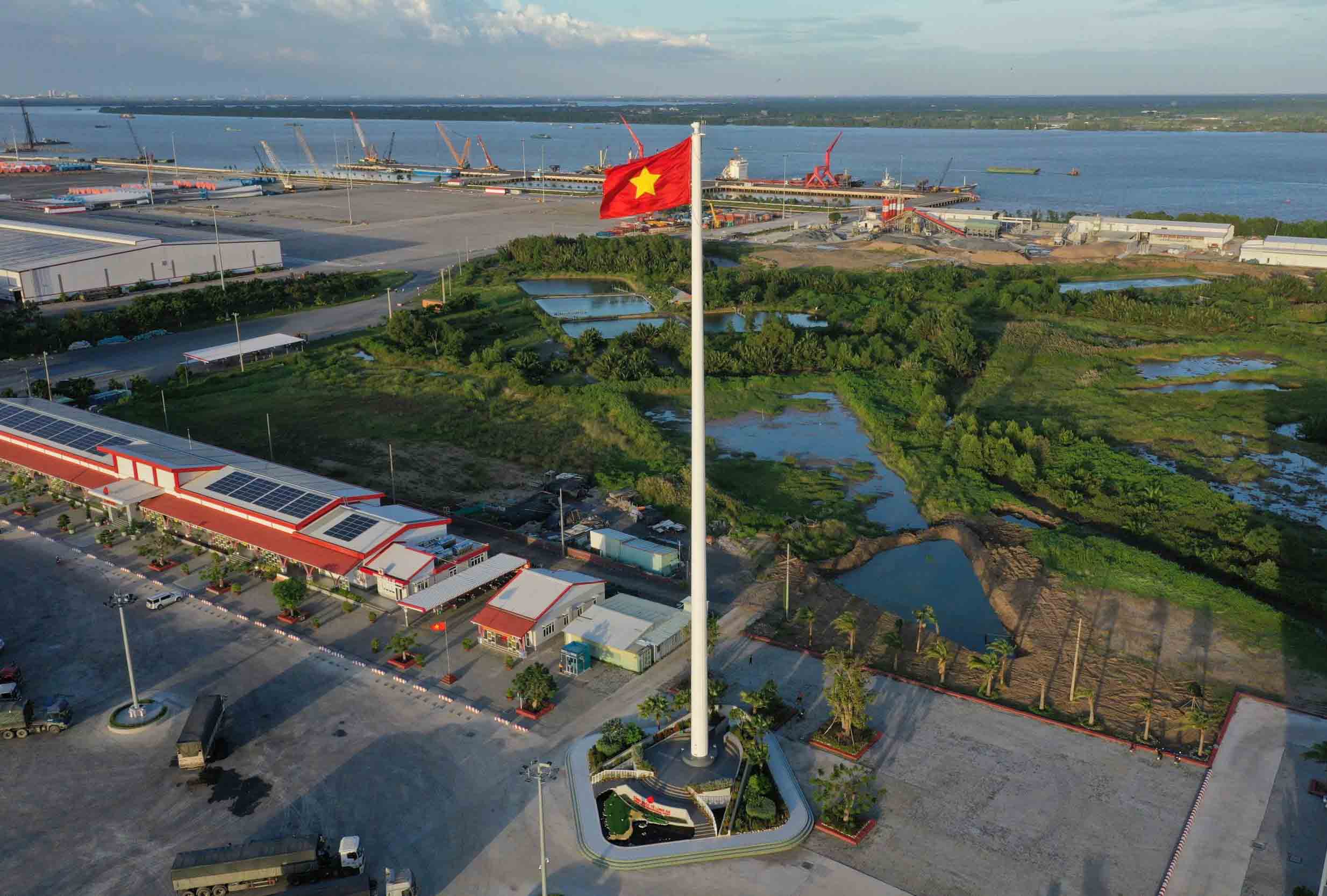 Toàn cảnh cột cờ cao nhất khu vực Đông Dương tại cảng Quốc tế Long An 