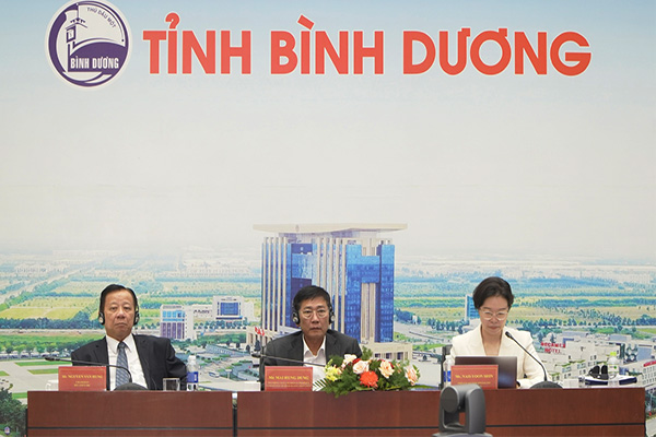 Phó chủ tịch UBND tỉnh BÌnh Dương ông Mai HÙng Dũng (ngồi giữa) cùng thảo luận về mô hình KCN sinh thái 