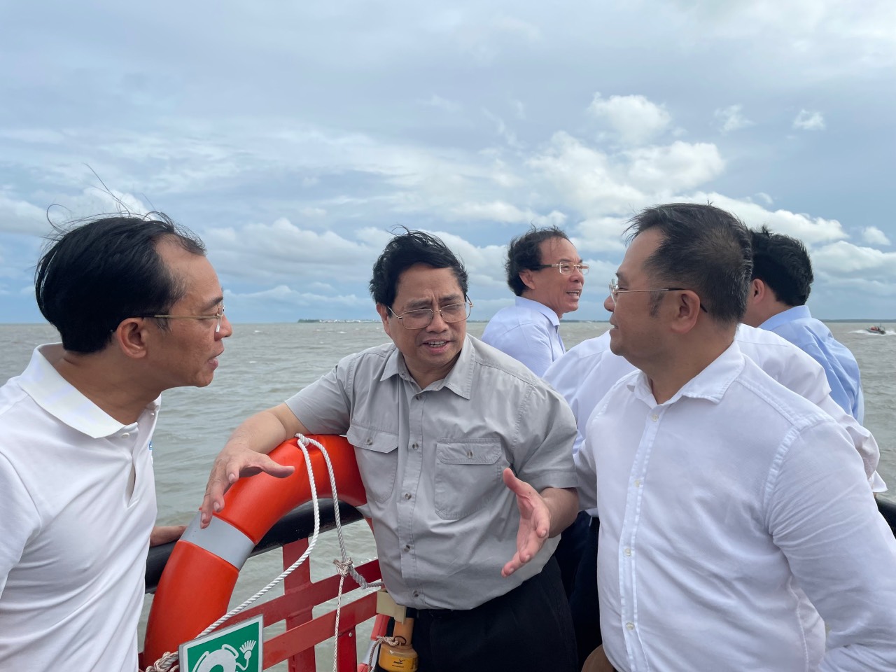 Thủ tướng Phạm Minh Chính trao đổi với đơn vị tư vấn tại địa điểm khảo sát xây dựng cảng trung chuyển quốc tế Cần Giờ - Ảnh: Văn Huỳnh 