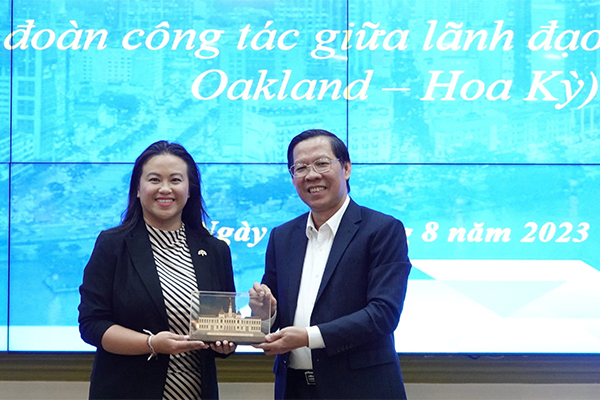 Ông Phan Văn Mãi, Chủ tịch UBND TP Hồ Chí Minh tiếp bà Sheng Thao, Thị trưởng thành phố Oakland, bang California, Hoa Kỳ. 