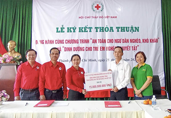 Lãnh đạo Nutifood và Hội Chữ thập đỏ Việt Nam ký kết tài trợ cho chương trình tài trợ trị giá 15 tỷ đồng vào chiều ngày 25/4