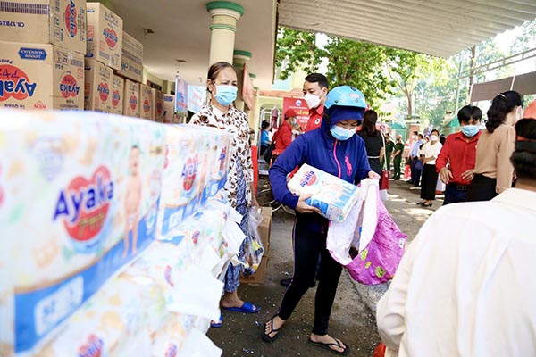 Hàng ngàn người dân nghèo đến nhận sữa và tã của Nutifood tại “Chợ 0 đồng”