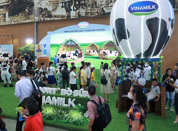 Không gian khu vực tái hiện”Resort” Bò Sữa của Vinamilk được đầu tư công phu đã thu hút được đông đảo trẻ em và phụ huynh đến tham quan