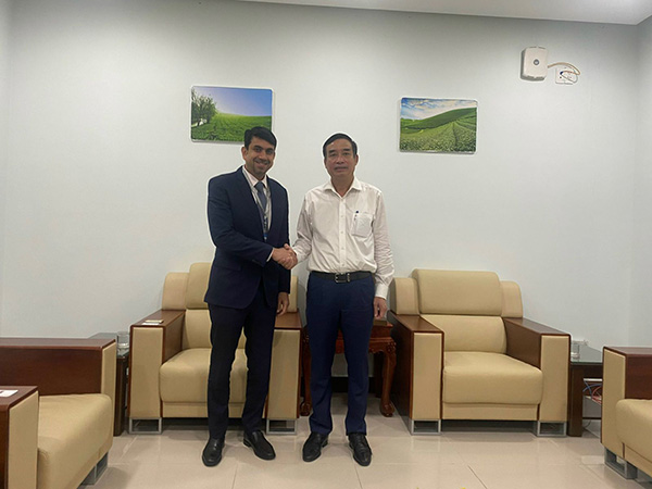 Ông Peeyush Sharma - Giám đốc Công ty TNHH Nước giải khát Coca-Cola VN đã chia sẻ mong muốn đầu tư lâu dài tại Đà Nẵng cùng ông Lê Trung Chinh Chủ tịch UBND TP.Đà Nẵng