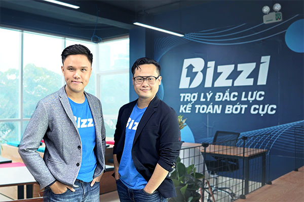 -	Ông Nguyễn Bảo Nguyên (bên trái), Đồng sáng lập kiêm Giám đốc công nghệ, Bizzi