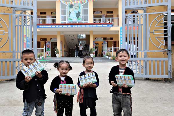 Gần nửa triệu em nhỏ tại các mái ấm, trung tâm bảo trợ xã hội… đã được thụ hưởng chương trình Quỹ sữa Vươn cao Việt Nam suốt 15 năm qua.