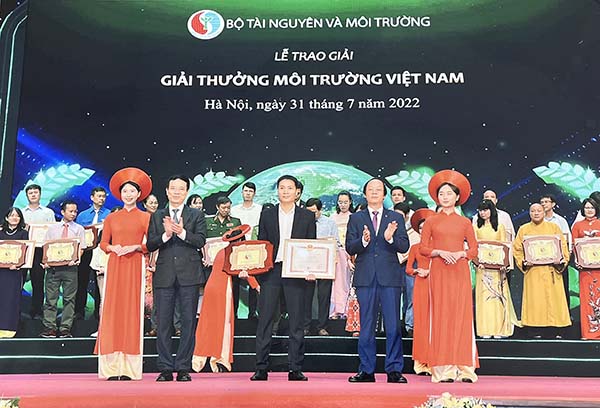 Đại diện Trang trại bò sữa Vinamilk Đà Lạt và các tổ chức, cá nhân đạt thành tích xuất sắc tại Giải thưởng Môi trường Việt Nam 