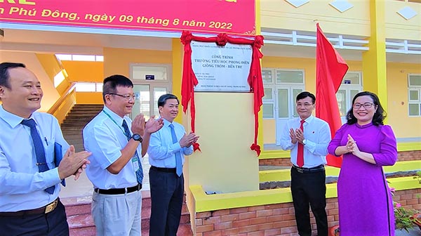 Đại diện Nutifood các cấp chính quyền địa phương tại buổi khánh thành Trường Tiểu học Phong Điền.
