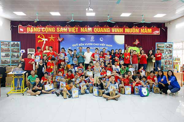 Các em nhỏ tại Trung tâm phục hồi chức năng Việt-Hàn đã có một buổi vui trung thu ấm áp và rộn ràng cùng Quỹ sữa Vươn cao Việt Nam và Vinamilk