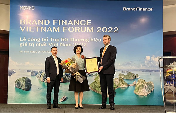 Đại diện Brand Finance trao chứng nhận 