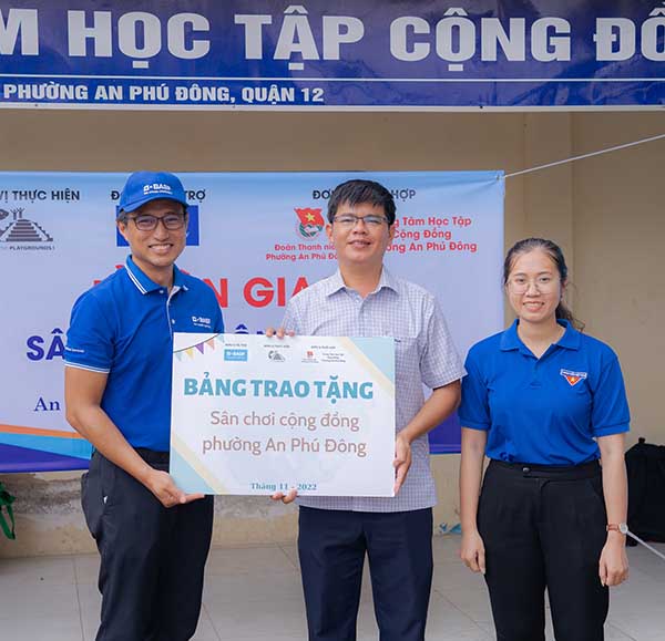 (từ trái qua) Ông Erick Contreras, Tổng Giám đốc BASF Việt Nam, trao bảng tượng trưng bàn giao sân chơi cho cộng đồng địa phương