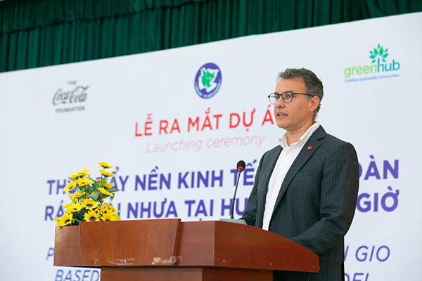 Ông Leonardo Garcia, Tổng Giám đốc Coca-Cola Việt Nam _ Campuchia phát biểu tại buổi lễ