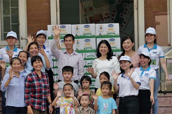Nhân viên Vinamilk tại Bình Định cùng tới thăm các em nhỏ tại Trung tâm BTXH tỉnh trong chương trình Quỹ sữa Vươn cao Việt Nam năm 2022