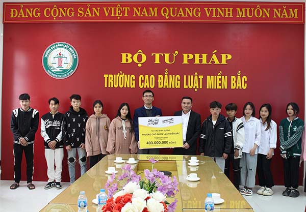 -	Tiến sĩ Phan Hoàng Ngọc - Phó Hiệu trưởng Trường Cao đẳng Luật Miền Bắc - Bộ Tư pháp nhận bảng tài trợ từ đại diện Quỹ Phát triển Tài năng Việt của Ông Bầu
