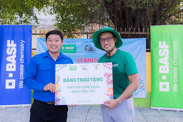 Ông Erick Contreras, Tổng Giám đốc, BASF Việt Nam, trao tặng tượng trưng sân chơi cho đại diện của Đoàn Thanh niên Quận Bình Tân