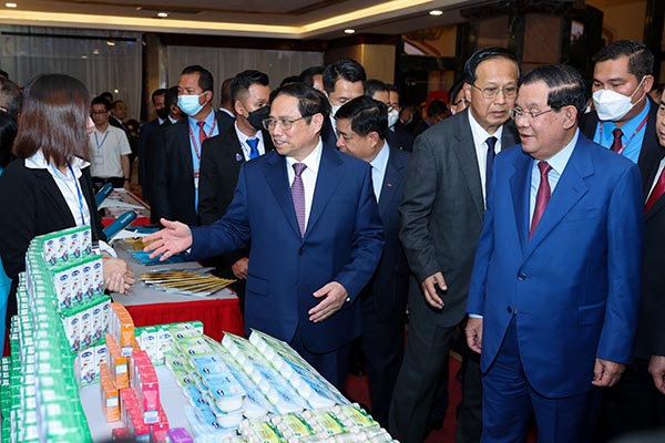 -	Thủ tướng Phạm Minh Chính thăm gian hàng của Angkormilk tại Diễn đàn Xúc tiến Đầu tư và Thương mại Việt Nam – Campuchia 2022