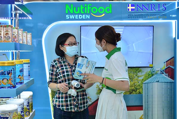 Người tiêu dùng được tư vấn dinh dưỡng tại Triển lãm Viện Nghiên cứu Dinh dưỡng Nutifood Thụy Điển năm 2022