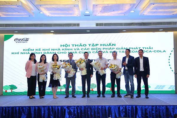 Lãnh đạo Coca-Cola Việt Nam tặng hoa cho các diễn giả