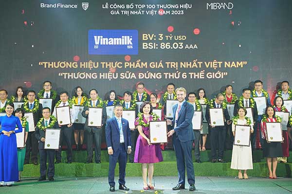 -	Bà Bùi Thị Hương, Giám đốc Điều hành, đại diện Vinamilk đón nhận các chứng nhận từ Brand Finance - Ảnh: Mibrand	