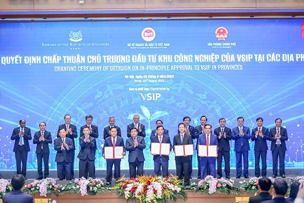 Bộ trưởng Bộ Kế hoạch Đầu tư Nguyễn Chí Dũng trao quyết định chấp thuận chủ trương đầu tư cho 4 KCN VSIP mới