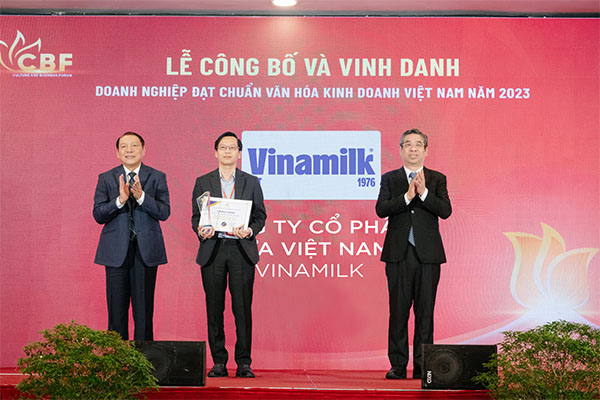 Ông Nguyễn Tường Huy – Giám đốc Nhân sự Vinamilk – nhận chứng nhận 